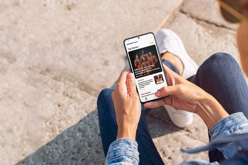 samsung-news-app-phone